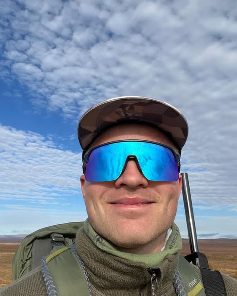 Markus Danielsen Holmer i fjellet med jaktsekk og kikkertbriller.
